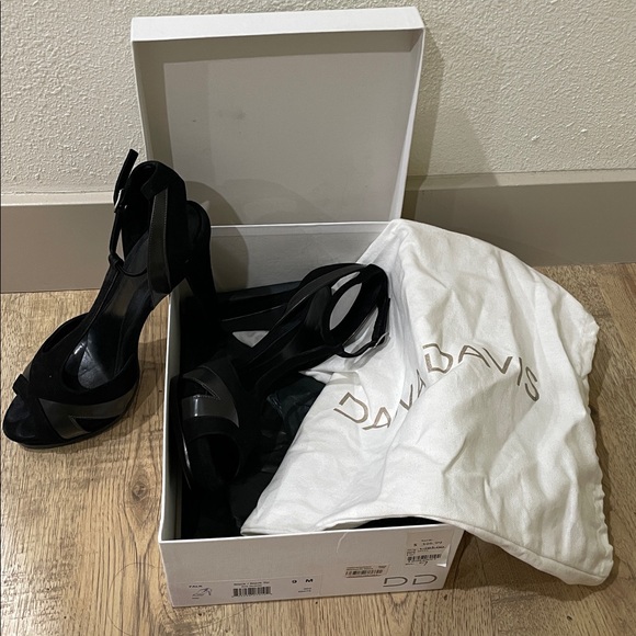 Dana Davis | Black T-Strap Platform Heel | Peep Toe | Size: 9